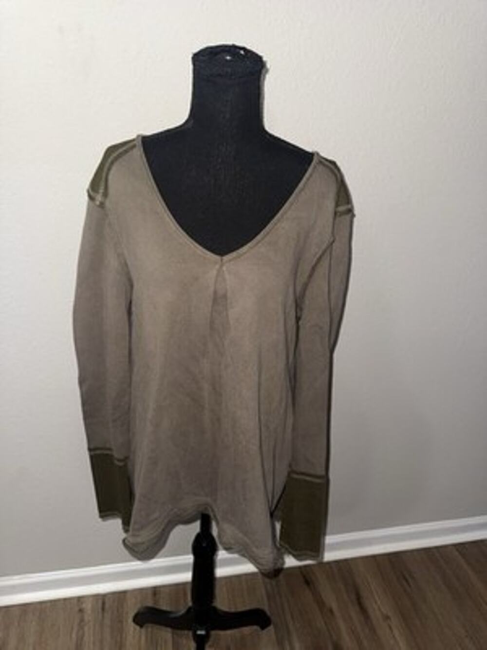 UMGEE Women Top Medium M Brown Olive Green V-Neck Long Sleeve Ribbed Cuffs